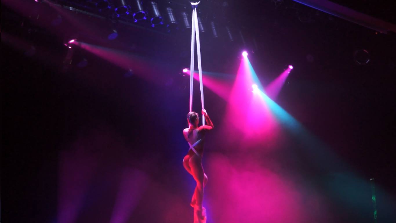 Danseuse et attraction aérienne au Melrose Cabaret