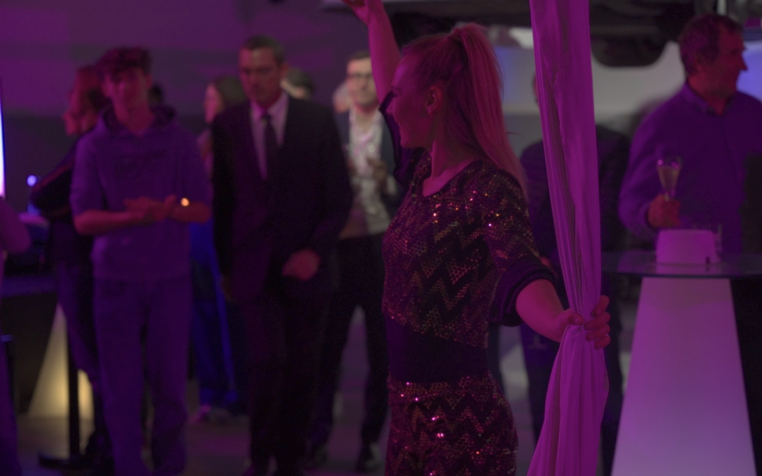 Trio Danseurs aérien pour Porsche Paris Ouest